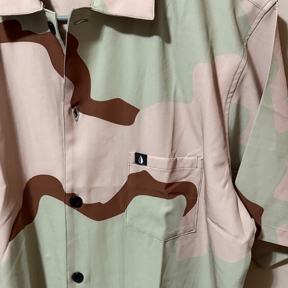 Volcom Camouflage Short Sleeve Button Up Shirt Men's Size Small Desert Tan Green - Picture 3 of 5
